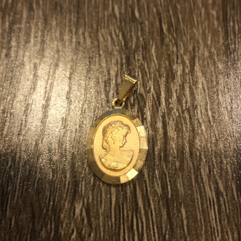Cameo Style Charm/Pendant